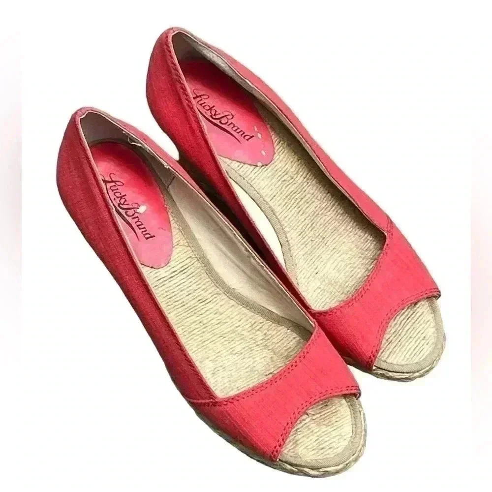 Lucky Brand Wedge Heel Shoe in size 7. Gorgeous coral color with peek-a-boo toe - Picture 3 of 7